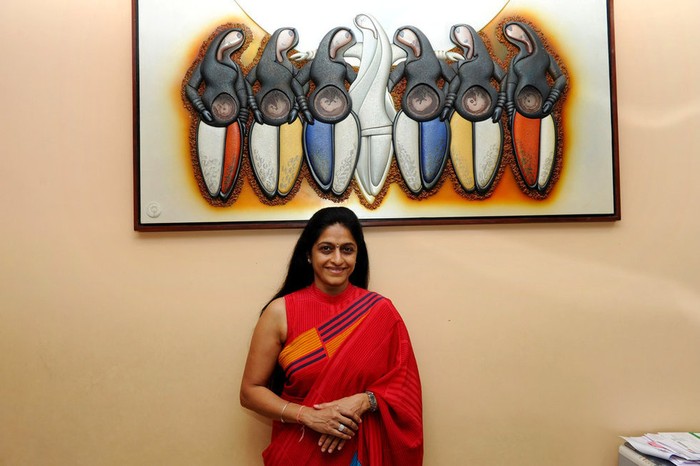 Văn phòng làm việc của bác sĩ Patel chuyên làm dịch vụ mang thai hộ treo bức tranh miêu tả hình ảnh của những "bà mẹ công nghiệp Ấn Độ, bà cho biết nghề này rủi ro cao nhưng bù lại thu nhập rất lớn